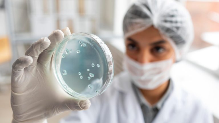 mikrobiolog-praca-w-laboratorium